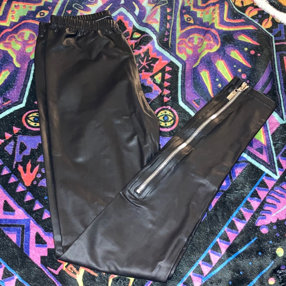 Stylish Black Women's Leggings with Zipper Detail